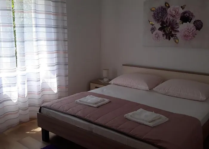 Mini Apartment Petra - Rooms Purple & Green With Kitchen And Garden